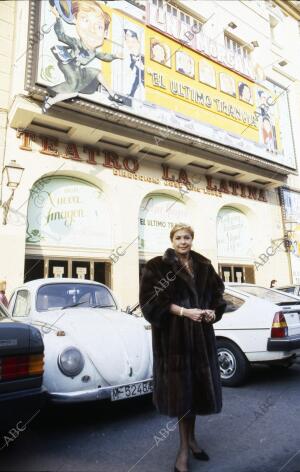 Lina Morgan delante del teatro de La Latina, en donde se está representando "El...