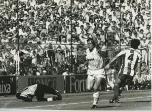 En la imagen, Emilio Butragueño marca el primer gol