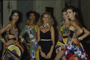 Elena de Borbón Barucci posa junto a modelos de Gianni Versace en 1990