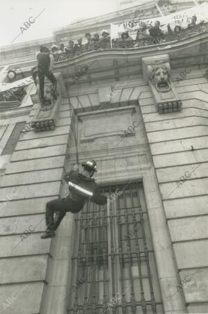 Alrededor de trescientos bomberos de la Comunidad de Madrid se concentraron ayer...