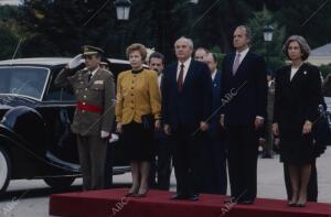 En la imagen, Gorbachov y su esposa con los Reyes Don Juan Carlos y Doña Sofía...