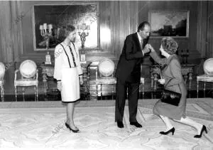 En la foto los Reyes Recibiendo A Margaret Thatcher que Acudió A Madrid para dar...