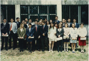 El Príncipe Felipe recibe junto a sus compañeros de promoción, el diploma de...