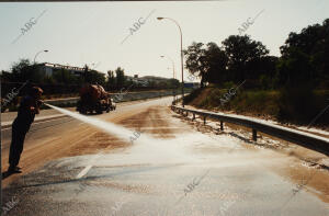 Labores de limpieza de la M 30 por las inundaciones