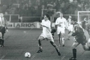 En la imagen, Álvaro Benito con la pelota, detrás Redondo, el árbitro Ansuategui...