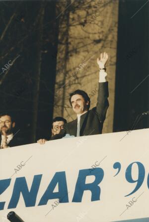 José María Aznar saluda desde el balcón de la sede del Partido Popular en la...
