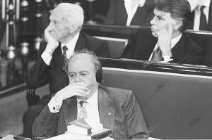 Jordi Pujol escucha la intervención de fraga desde su asiento con la ayuda de...