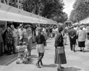 El público recorriendo las casetas en la Feria del Libro