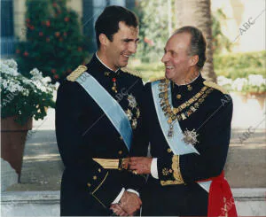 En la imagen, el Rey don Juan Carlos bromea con el Príncipe Felipe