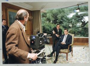 Pedro Erquicia da instrucciones al Príncipe Felipe en un momento de la grabación...