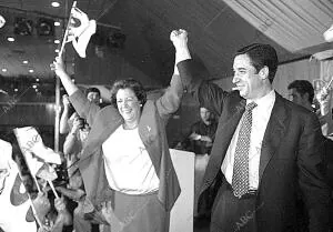 Eduardo Zaplana y Rita Barberá celebran la victoria electoral