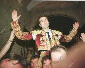 Enrique Ponce Sale por la puerta del príncipe de Sevilla