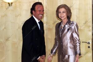 En la imagen, la Reina Doña Sofía saluda a Julio Iglesias después de su...