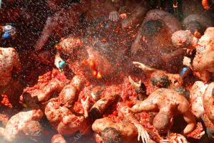 La "Tomatina" atrae a miles de personas con un objetivo común: la fiesta y mucho...