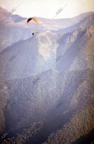 foto heras parapente en picos de europa