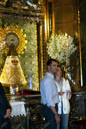 Letizia después de besar el manto de la Virgen del Pilar