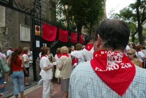 El inicio de las Fietas de su ciudad Ofreciendo A los Transeuntes- vino de...