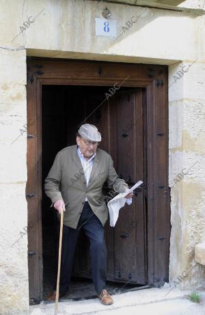 Miguel Delibes, escritor, en su refugio de veraneo