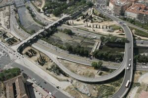 Vistas aéreas de la ciudad. En la imagen: M-30 y el puente de Toledo