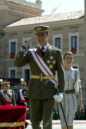 Los Príncipes de Asturias acompañados por el ministro de Defensa presiden el...