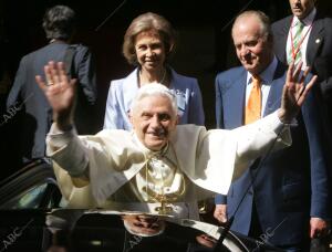 Sus Majestades los Reyes de España, reciben a Benedicto XVI en el Palau de la...