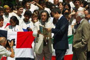 En la imagen, Miguel de la Quadra Salzedo, con bigote, entrega un libro al...