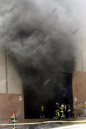 Miembros del Cuerpo de Bomberos de Barcelona trabajan en las labores de...