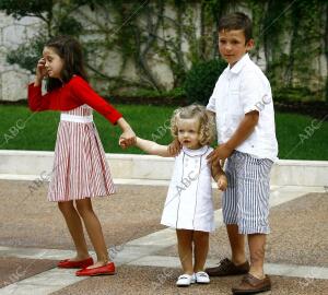 foto oficial de verano de la familia real al completo en el palacio de marivent