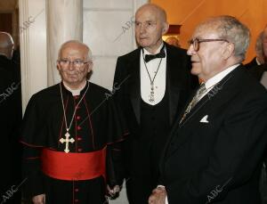 izquierda a derecha el cardenal y arzobispo de Toledo Antonio Cañizares, que hoy...