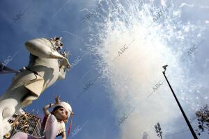 Vista de la falla del ayuntamiento con la Última Mascleta de las Fallas 2008