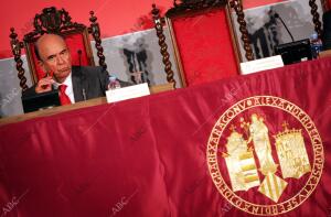 El presidente del Banco Santander, Emilio Botín, en la junta de accionistas de...