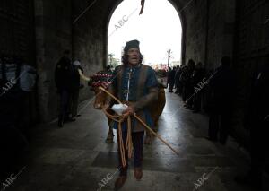 Figurantes participan en la celebración del desfile histórico que recrea la...