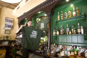 Preparativos para celebrar el día de San Patricio en el pub Flaherty de Sevilla