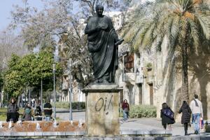 Estatua de Seneca en la puerta de Almodóvar