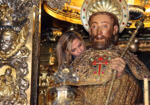 La Infanta Cristina Acude A la catedral de Santiago y Abraza al Apostol