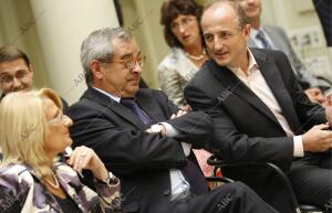 En la imagen, con el ministro de Industria y Turismo, Miguel Sebastián, y la...