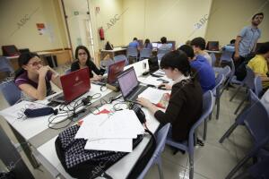 Estudiantes en la biblioteca de arquitectura en Reina Mercedes