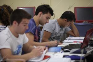 Estudiantes en la biblioteca de arquitectura en Reina Mercedes