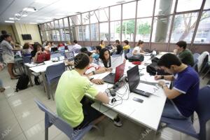 Estudiantes en la biblioteca de arquitectura en Reina Mercedes