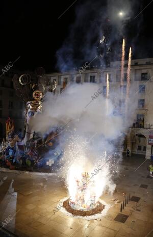 Cremá <strong>Hogueras</strong> de <strong>San</strong> <strong>Juan</strong> en la <strong>Hoguera</strong> del Ayuntamiento de Alicante Foto <strong>Juan</strong>...