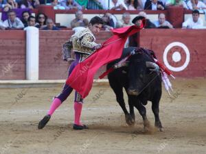 Daniel Luque en su primer toro en la feria de la Virgen de San Lorenzo, patrona...