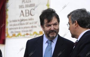 En la foto, de izquierda a derecha, el director de ABC, Bieito Rubido y el...