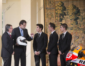 Mariano Rajoy recibe en la Moncloa a los campeones del mundo de motociclismo...