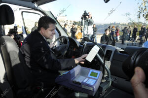 El alcalde, Emiliano García-Page, presentó los nuevos microbuses que prestarán...