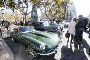 concentración de coches clasicos en la Plaza del Ayuntamiento de Valencia