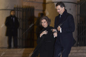 La Reina Sofía y el príncipe Felipe salen de un funeral en la Catedral de la...