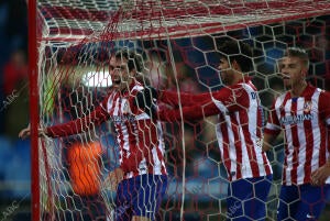 Imagen Oscar del Pozo ARCHDCGodín, autor del gol del Atlético, es felicitado por...