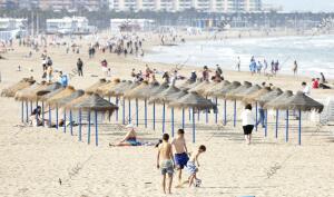 mikel ponce. ......valencia. ......14-4-2014.....playa de las arenas.archdc