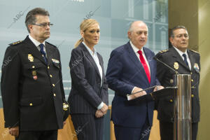 El ministro del Interior, Jorge Fernández Díaz (2d), junto a la delegada del...