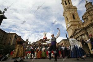Ofrenda de Flores a la Virgen del Pilar Foto Fabián Simón archdc